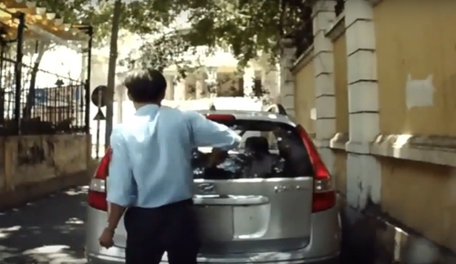 Đừng tưởng bảo vệ sẽ coi xe cho bạn. Video hành trình ghi lại cảnh một bảo vệ đang cố gắng tháo gạt mưa.