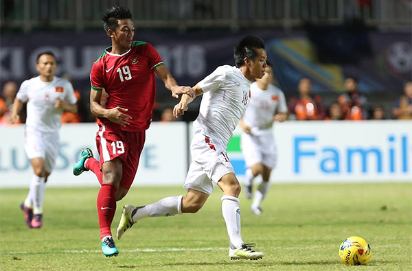 Indonesia rất chịu khó áp sát và không ngần ngại dùng tiểu xảo, kéo người để ngăn các đợt lên bóng của tuyển Việt Nam. Ảnh: Đức Đồng. 