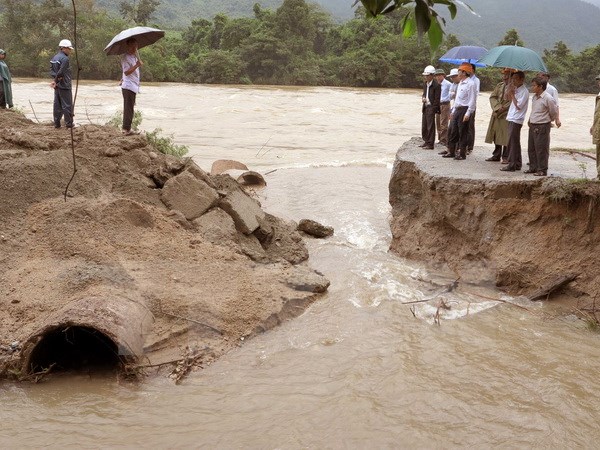 Tìm thấy thi thể Phó chủ tịch xã bị lũ cuốn cả người và xe ở Bình Định