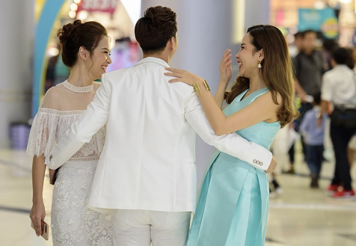 Diễn viên Thành Trung được mời làm người dẫn chương trình. Khi thấy Đan Lê và Lưu Hương Giang, anh lao tới ôm choàng và chào hỏi đồng nghiệp.