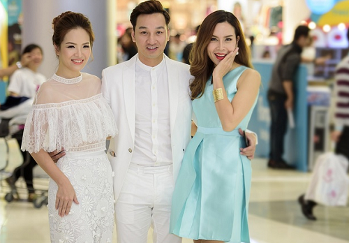Ba nghệ sĩ tạo dáng chụp hình kỷ niệm.  