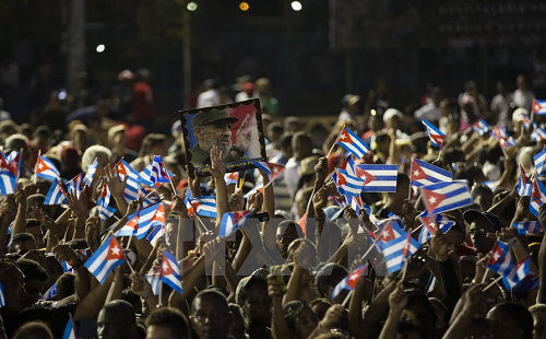 Chùm ảnh hàng nghìn người dân Cuba tiễn biệt lãnh tụ Fidel Castro về nơi an nghỉ cuối cùng