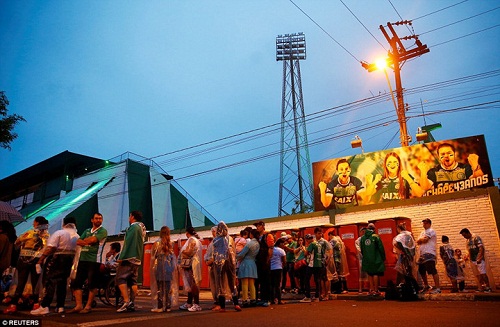 Hàng ngàn người ủng hộ có mặt bên ngoài sân vận động Chapecoense để nói lời tiễn biệt với các cầu thủ tử nạn trong vụ rơi máy bay làm 71 người thiệt mạng. Ảnh: EPA.