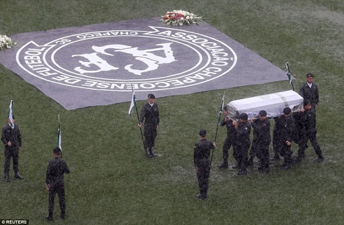 8 người lính khiêng một cỗ quan tài. Ảnh: Reuters.