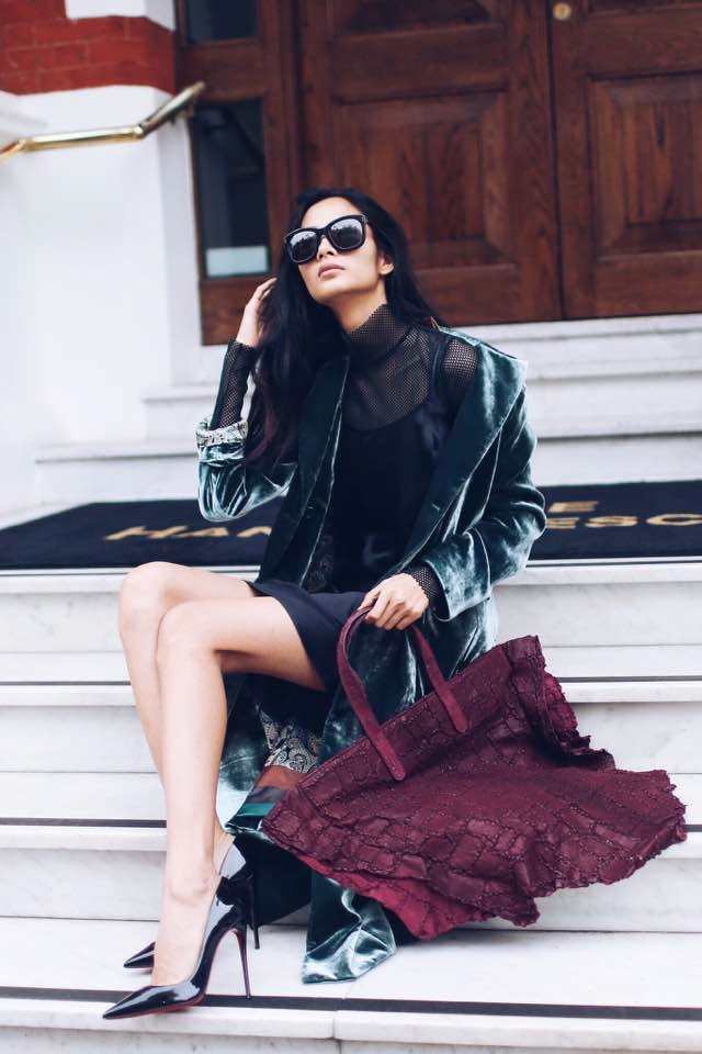 Thời trang nhung: Đây chắc chắn là món đồ không thể thiếu trong mùa đông năm nay. Nhung có thể sử dụng làm thời trang dự tiệc hoặc thời trang đường phố như Hoàng Thùy rất hiệu quả.