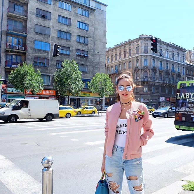 Áo khoác pastel: Minh Hằng với kiểu bomber tông hồng pastel rất nữ tính, duyên dáng.