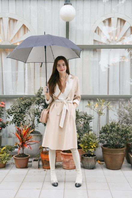 Hà Hồ khoe phong cách cá tính với áo măng tô be dáng dài.