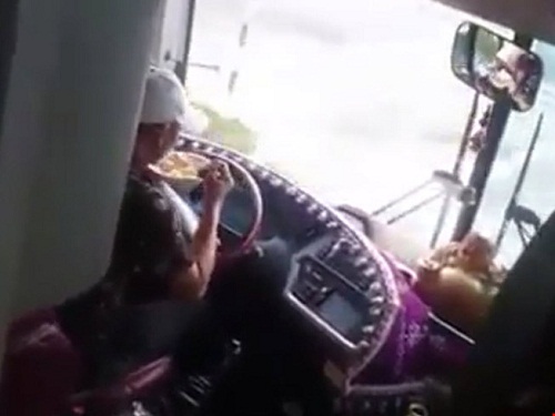 Sốc: Tài xế dùng hai tay ăn mì tôm trong khi lái xe chở khách