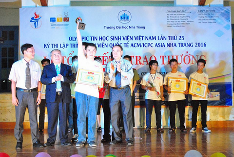 BTC trao Cup vàng Siêu CUP OLP2016.
