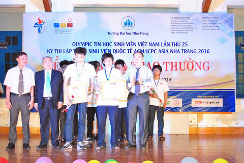 BTC trao Cup Bạc Siêu CUP OLP2016.