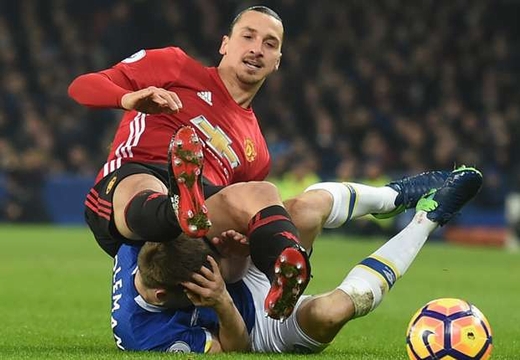 Ibrahimovic bị tố đá vào đầu đối phương: MU lâm nguy!