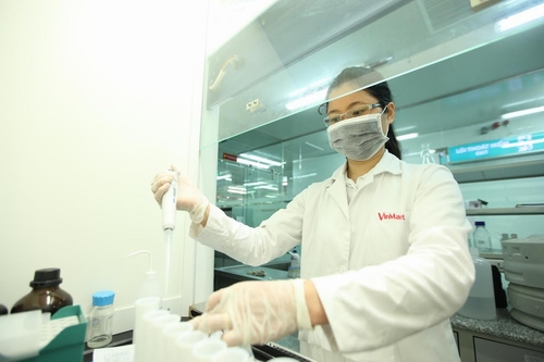 Phòng Kiểm nghiệm của VinMart được trang bị đầy đủ các thiết bị hiện đại như: hệ thống sắc ký lỏng ghép nối với đầu dò khối phổ 2 lần (LC-MS/MS), hệ thống sắc ký khí (GC), hệ thống quang phổ hấp thụ nguyên tử (AAS), máy đếm khuẩn lạc tự động, máy định danh vi sinh vật gây bệnh (VIDAS)… cùng với đầy đủ các máy móc, thiết bị phụ trợ phục vụ cho việc chuẩn bị và kiểm nghiệm mẫu. Đặc biệt, đây cũng là phòng kiểm nghiệm an toàn thực phẩm đầu tiên của Việt Nam được đầu tư hệ thống thiết bị khối phổ phân giải cao (LC-QTOF) để phân tích phát hiện các hóa chất, kháng sinh, thuốc bảo vệ thực vật, độc tố chưa biết trong mẫu thực phẩm.