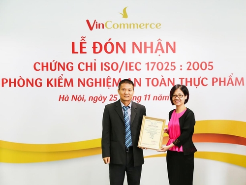 Phòng Kiểm nghiệm của VinMart được công nhận đạt tiêu chuẩn ISO/IEC 17025:2005 - tiêu chuẩn quốc tế áp dụng cho phòng kiểm nghiệm và hiệu chuẩn. Với việc đạt chứng chỉ công nhận ISO/IEC 17025:2005, kết quả phân tích tại đây được cơ quan thẩm quyền nhà nước công nhận về mặt pháp lý và được thừa nhận trên trường quốc tế.
