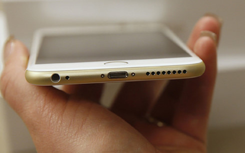 Đến lượt Apple &quot;đau đầu&quot; vì iPhone 6 Plus bốc cháy