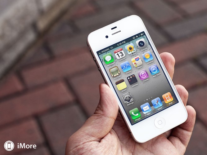 iPhone 4 ra mắt lần đầu tiên vào tháng 6/2010. Sản phẩm gây sự chú ý với khung viền bằng thép không gỉ, kính cường lực bao phủ cả mặt trước và sau, và được trang bị đèn flash cho camera. Ảnh: iMore.
