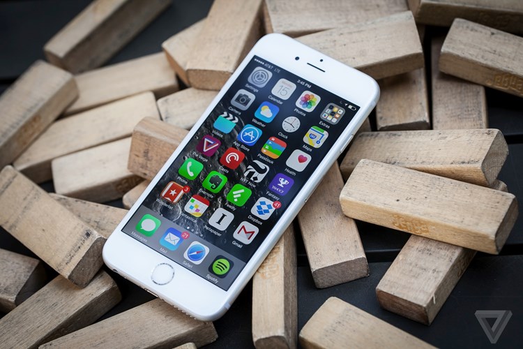 Bộ đôi iPhone 6 và iPhone 6 Plus chính thức trình làng vào ngày 9/9/2014. iPhone 6 sở hữu màn hình 4.7 inch, dày 6,9 mm. Ảnh: The Verge.