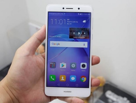 Huawei GR5 2017 (5,99 triệu đồng). Huawei GR5 2017 tích hợp tính năng chụp hình “xóa phông” ảo diệu, mang đến những bức ảnh chân dung hoặc bokeh cực chất nhờ cụm camera kép 12MP-2MP với khả năng lấy nét trong 0,3 giây, chụp đẹp trong điều kiện thiếu sáng, cảm biến điểm ảnh lớn hơn (1,25μm) và hệ thấu kính cầu 6 lớp. Với dung lượng pin 3340mAh cùng công nghệ tiết kiệm pin độc quyền, Huawei GR5 2017 đủ sức phục vụ bạn trong cả ngày với mật độ sử dụng cao nhất. 