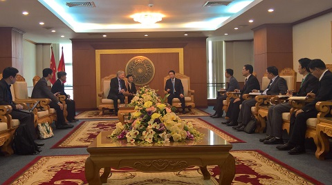 Bộ trưởng Bộ Tài nguyên và Môi trường và ông Stefan Sjoestroem, Phó Chủ tịch khối khách hàng Chính phủ và Doanh nghiệp nhà nước, Microsoft Châu Á - Thái Bình Dương trao đổi trong buổi hội thảo.
