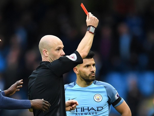 Aguero nhận án phạt nặng vì cú vào bóng thô bạo!