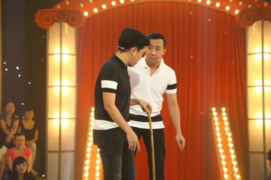 Trấn Thành - Trường Giang lên sân khấu thị phạm cách diễn cho thí sinh