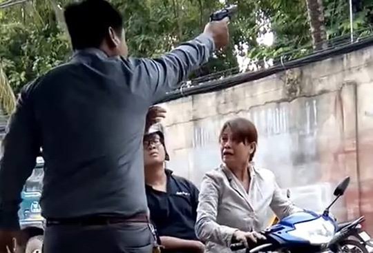 Giám đốc nổ súng &quot;dọa&quot; phụ nữ bị phát hiện dùng thẻ Công an giả