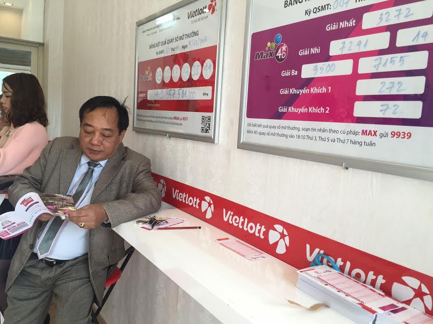 Khách hàng chăm chú nghiên cứu các thức dự thưởng