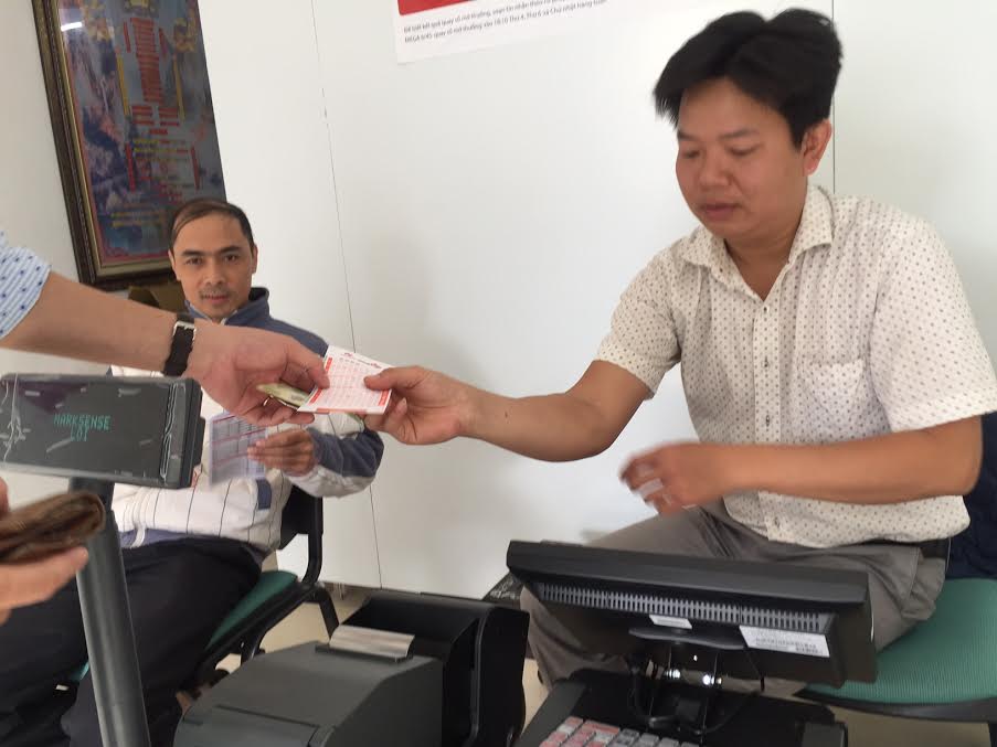 Khách hàng mua vé xổ số Vietlott