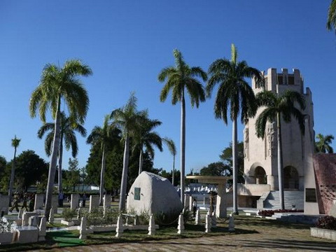Viếng thăm ngôi mộ đá giản dị của lãnh tụ Cuba Fidel Castro