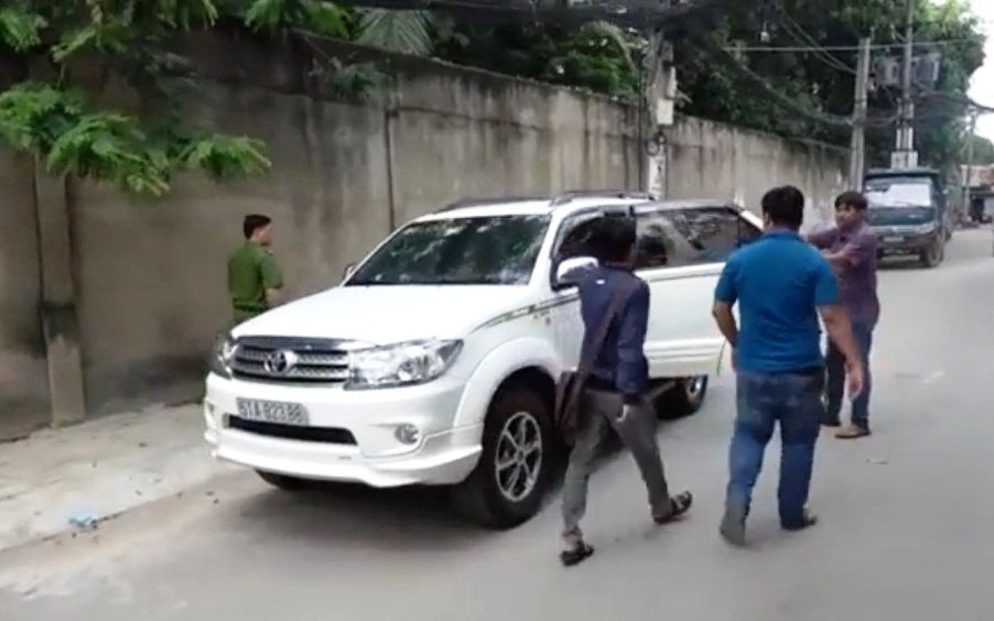 Cơ quan chức năng mời ông Bùi Đức Phương (áo thun xanh) về làm việc.