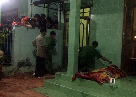 Bị đâm chết khi đang ngồi xem tivi trong nhà