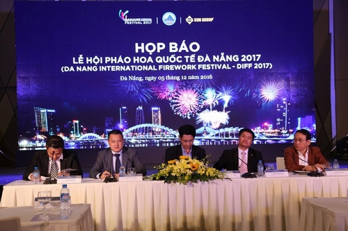 Kế thừa và phát triển những thành công từ Cuộc thi trình diễn pháo hoa quốc tế Đà Nẵng đã diễn ra các năm qua, DIFF 2017 sẽ bao gồm 8 đội thi đến từ các quốc gia có nghệ thuật pháo hoa phát triển như Anh, Úc, Áo, Thụy Sỹ,… Đặc biệt trong năm nay, đội pháo hoa của nước chủ nhà sẽ được đầu tư mạnh mẽ để có được chất lượng và công nghệ tốt, tiến tới có thể đi thi đấu ở nước ngoài, tiếp tục thực hiện mục tiêu xây dựng thương hiệu Thành phố Lễ hội pháo hoa cho Đà Nẵng trong dài hạn.