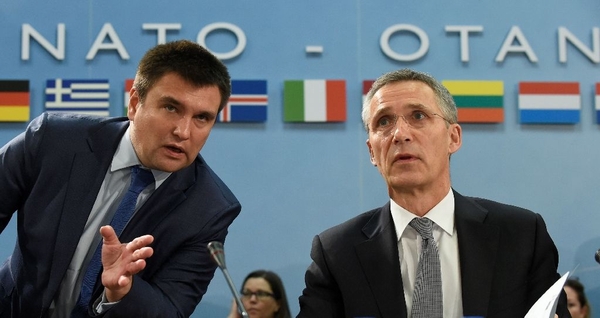  Tổng thư ký NATO Jens Stoltenberg (bên phải)