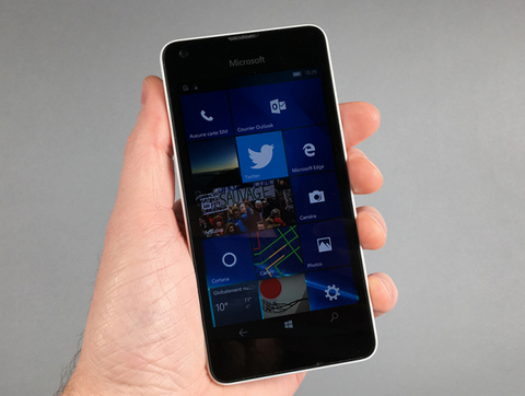 1. Microsoft Lumia 550. Chỉ với gần 100 euro giá niêm yết, Lumia 550 là một trong những điện thoại thông minh mới nhất của Microsoft và chạy phiên bản Windows 10 Mobile. Với giá này, nó được trang bị màn hình IPS HD và camera có thể chấp nhận được, và tương thích với mạng 4G. Tuy vậy, độ bền vẫn là điểm yếu của mô hình. Điểm : 6,16/10. Giá 2,45 triệu đồng.