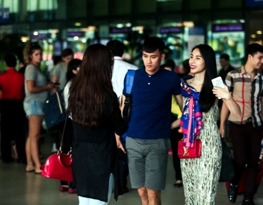 Thủy Tiên ra sân bay đón, Công Vinh mắt đượm buồn!