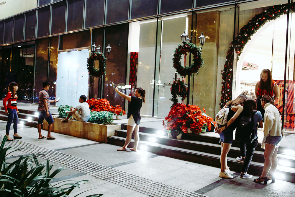 Những bạn trẻ Sài Gòn đi chơi Noel sớm tại tiền sảnh một TTTM lớn