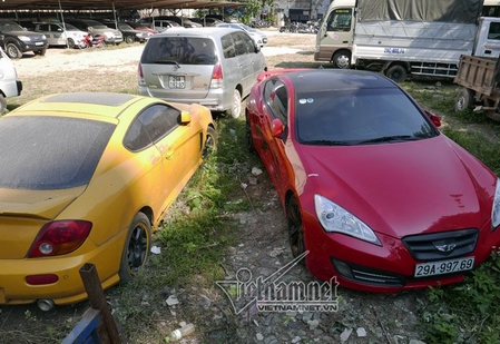 Siêu xe tiền tỷ 'bỏ hoang' phơi nắng mưa