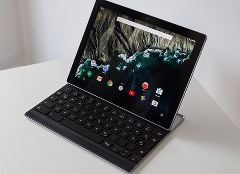 2. Google Pixel C. Lý tưởng cho những ai muốn trải nghiệm Android thuần túy (tinh khiết). Google Pixel C là chiếc máy tính bảng mới nhất của Google. Cũng như Yoga Book, mô hình được trang bị màn hình 10 inch và cũng cung cấp một tùy chọn bàn phím cảm ứng Bluetooth nhưng không kết nối với thiết bị. Tuy nhiên, đối với những người thích trải nghiệm với một bàn phím thông thường cùng các phím vật lý, Pixel C có thể là lựa chọn tốt nhất so với Yoga Book. Điểm thú vị là bạn cũng có thể sử dụng bàn phím như một công cụ bảo vệ màn hình.