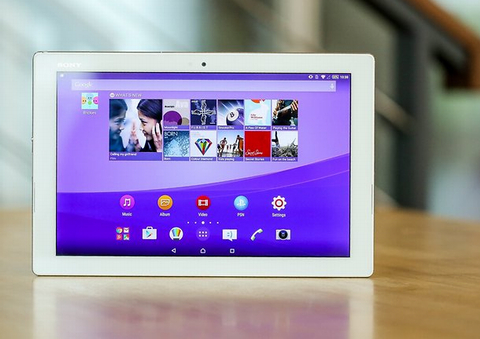 3. Sony Xperia Z4 Tablet. Thiết kế đẹp mắt, tốc độ nhanh và sử dụng đơn giản, đó là những từ khóa dành cho Xperia Z4 Tablet của Sony. Nếu mô hình này quá cỡ đối với bạn, thì Sony cung cấp mô hình nhỏ hơn với giá từ 456,99 euro. Một trong những ưu điểm của máy tính bảng này là khả năng chống thấm. Bạn không phải lo lắng khi đặt mô hình trong bếp hoặc trong phòng tắm. Ngoài ra, Sony đã tích hợp tuyệt vời mô hình với các sản phẩm khác của hãng như PS4. Và điểm cộng nữa là trọng lượng của Xperia Z4 Tablet nhẹ hơn so với các thiết bị 10-inch cùng loại.