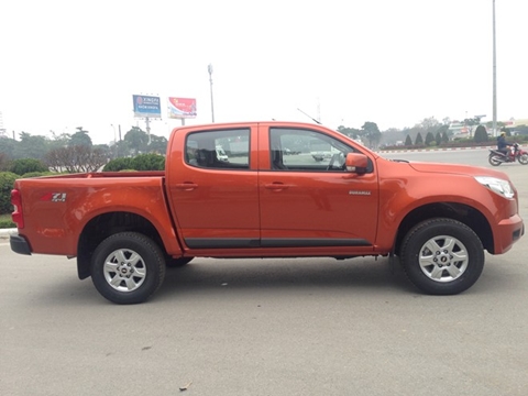 Chevrolet Colorado LT 2.5 MT 4x2 là mẫu xe bán tải thương hiệu Mỹ có giá khá mềm. Nhà sản xuất niêm yết 619 triệu đồng, trong khi thực tế, các đại lý có thể giảm khoảng 20 triệu, còn 599 triệu đồng.