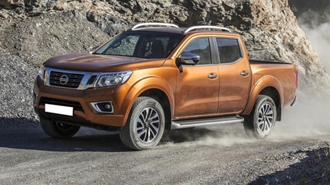 Nissan Navara NP300E 4x2MT là phiên bản rẻ nhất của dòng bán tải Navara. Giá đề xuất của mẫu xe này là 625 triệu đồng, tuy nhiên các đại lý báo giá khuyến mãi khoảng 605 triệu.