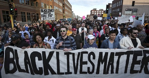 4. Phong trào ‘Black Lives Matter’. Chức năng phát video trực tiếp đã được khẳng định là một công cụ có sức ảnh hưởng mạnh trong việc đem lại các nhân chứng và khiến cho người dùng cảm thấy được kết nối hơn thông qua những quan sát trực tiếp. 