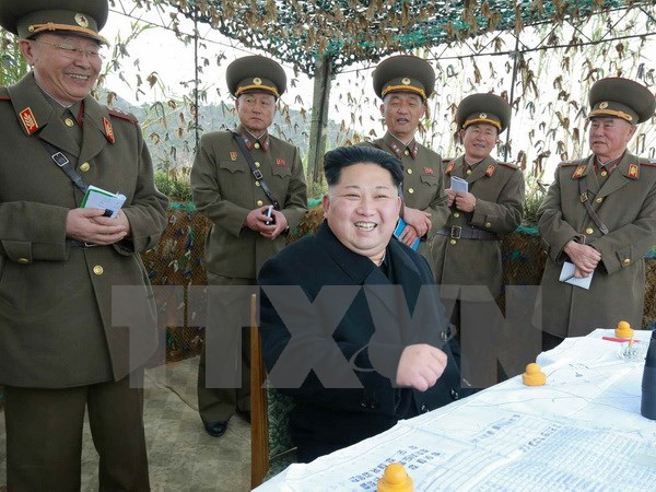 Nhà lãnh đạo Kim Jong-Un (giữa) trong chuyến thị sát một đơn vị pháo binh đóng trên đảo Mahap. (Nguồn: Yonhap/TTXVN)