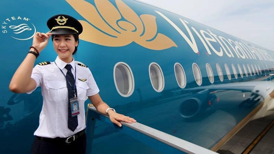 Sau mỗi giờ bay, Đông Phương không quên lưu lại những bức hình kỉ niệm bên 