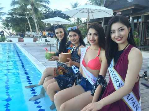 Á hậu Lệ Hằng tự tin diện bikini đọ dáng cùng dàn thí sinh Miss Universe