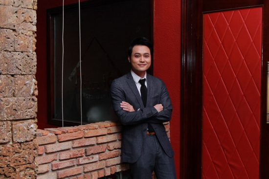  “Sẽ cố gắng gầy dựng một gia đình hạnh phúc sau những tổn thương tình cảm gia đình…”  Nội dung phân đoạn là sự giao lưu giữa nhân vật Đức Quân (Quang Vinh đảm nhận) và MC Ốc Thanh Vân. Anh chàng hồi tưởng lại quá khứ câu chuyện gia đình mình 28 năm về trước. Đó cũng chính là nguồn cảm hứng to lớn giúp anh có thể hoàn thành cuốn sách với tựa đề giống tên phim.  Từng chia sẻ có biến cố lớn ở gia đình khiến anh mang nỗi buồn sâu kín, Quang Vinh cho biết ai cũng mong muốn mình có một nền tảng hạnh phúc, tuy nhiên bản thân mỗi người không thể biết trước được. Bản thân anh dù gặp những tổn thương về tình cảm gia đình nhưng vẫn khát khao về hạnh phúc và sẽ cố gắng gầy dựng nó bởi sau nỗi buồn ấy thì anh tin anh sẽ đủ bản lĩnh và kinh nghiệm để vượt qua những sóng gió và sống tốt hơn với những gì đã trải qua.
