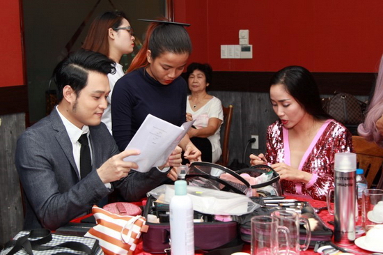 Nhập vai nhà văn đúng với sở thích đọc sách và viết lách  Vào vai một nhà văn nổi tiếng đang kể về kí ức của mình, Quang Vinh bật mí: “Bản thân Vinh rất yêu thích văn học. Trong thời gian Vinh xa rời showbiz, nếu không có sách làm bạn thì có lẽ Vinh sẽ chết mất tiêu rồi (cười). Đọc sách giúp đầu óc Vinh nghĩ thoáng lên được nhiều thứ lắm, giúp cho Vinh cởi mở lòng hơn nhiều và quan trọng nó giúp Vinh vượt qua được những khó khăn. Thật sự là vậy đó”.  Ngoài tình yêu âm nhạc, Quang Vinh còn có niềm yêu thích du lịch và điều đặc biệt là anh dự định sẽ viết một cuốn sách về du lịch và sẽ ra mắt trong năm sau. Về sách tự truyện cuộc đời, anh hài hước cho biết chắc vài chục năm nữa đủ trải nghiệm sẽ cho ra đời (cười).   Chính vì yêu thích sách và viết lách nên anh không gặp mấy khó khăn khi nhập vai trong sitcom. Anh và MC Ốc Thanh Vân tốn khá ít thời gian vì diễn quá nhập tâm và ăn ý.