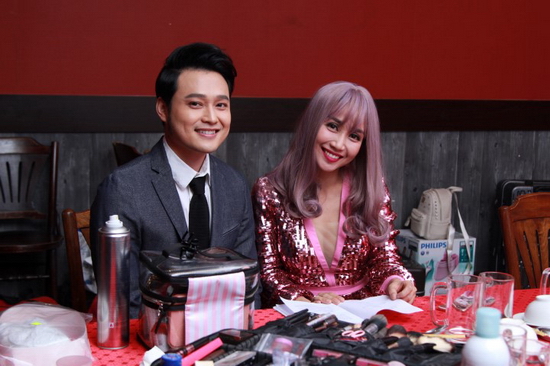 Chính vì yêu thích sách và viết lách nên anh không gặp mấy khó khăn khi nhập vai trong sitcom. Anh và MC Ốc Thanh Vân tốn khá ít thời gian vì diễn quá nhập tâm và ăn ý.