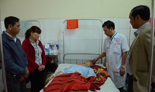 Bố mẹ thượng sĩ Vũ Xuân Khuê phòng PA 72 cùng lãnh đạo BV tỉnh tại khoa Nội BV ĐK tỉnh.