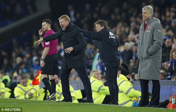 HLV Koeman (trái) giễu cợt 