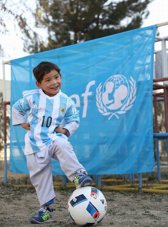 Niềm vui sướng khi nhận quà từ Messi